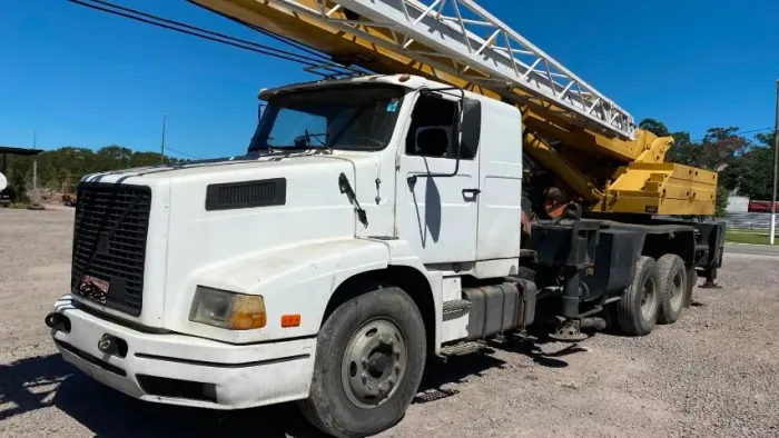 Caminhão scania VOLVO/NL12 400 6X4 Com guindaste madal MD30