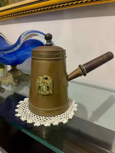 CHALEIRA/BULE TURCO COBRE C/ BRASÃO VINTAGE CABO MADEIRA.