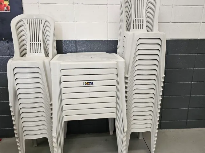 7 mesas 29 cadeiras  em ótimo estado 