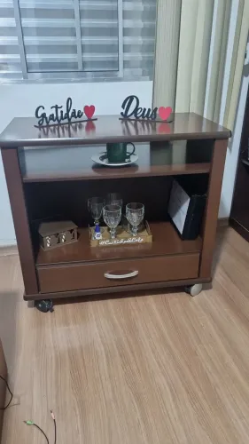 Aparador com rodinhas e travas