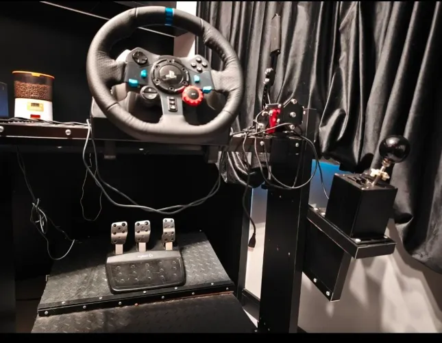 Volante G29 (PC/PS4/PS5) com câmbio manual/sequencial, freio de mão e cockpit incluido