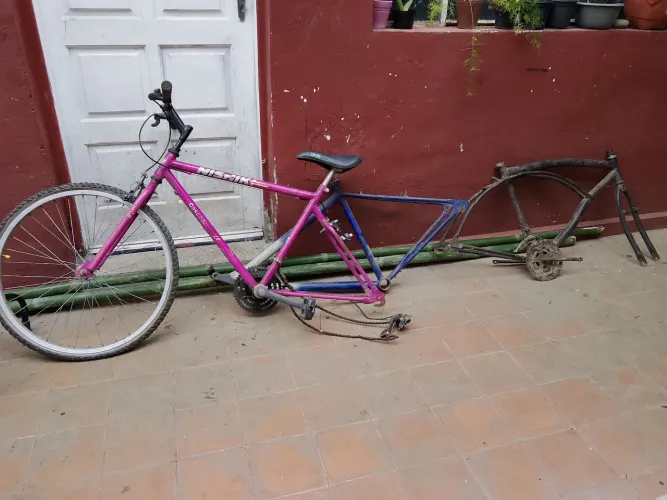 1 Bicicleta sem a roda traseira e 2 Quadros