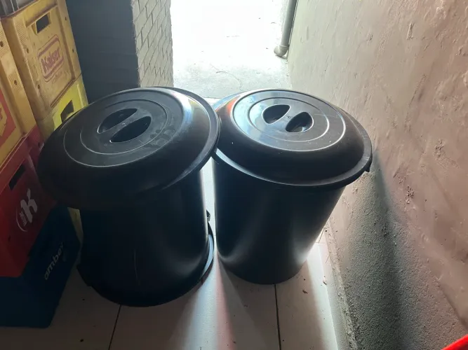 Baldes de lixo 100L cada, resistentes