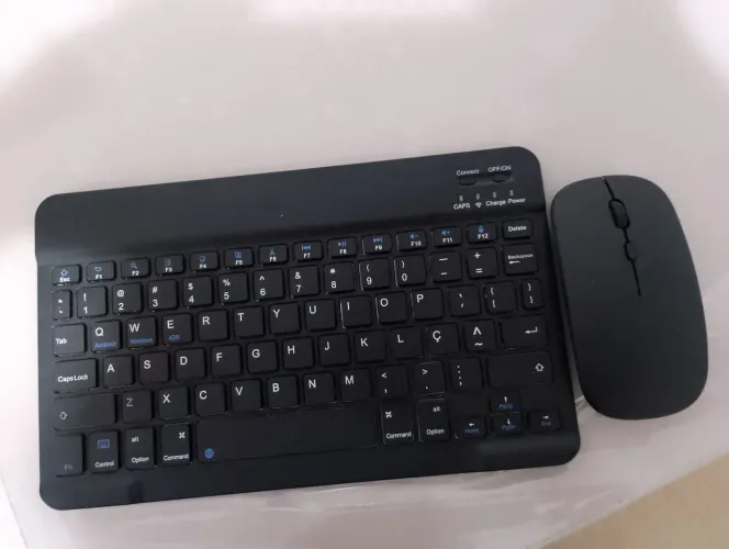 teclado slim compacto acompanhado de um mouse sem fio slim.