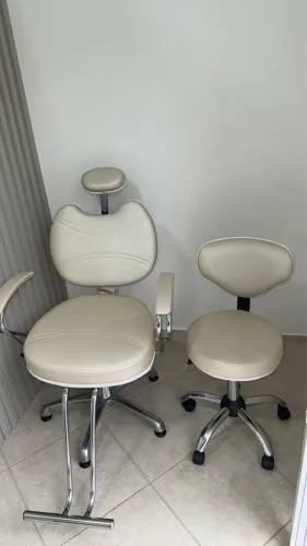 Kit poltrona cadeia reclinável e mocho