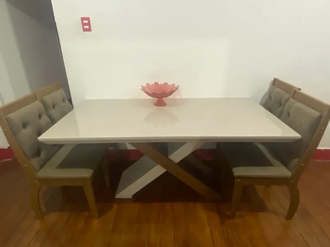 Mesa de vidro com 6 cadeiras