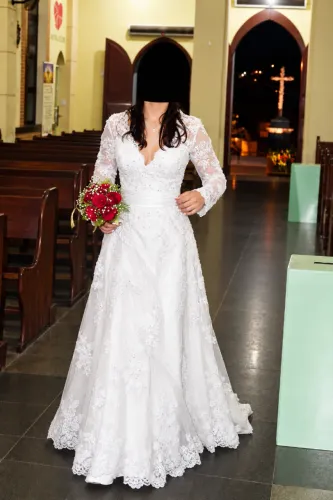 Vestido de Noiva Branco com Renda, Mangas Longas e Cauda