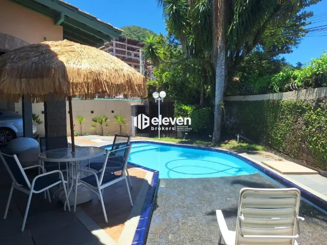 Casa Alto Padrão com Piscina à Venda no Canto do Forte 4 Quartos, 450m²