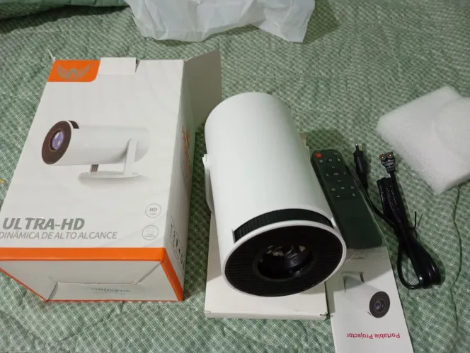 Vende se Projetor Androd H300T ele conecta pelo wi fi , blothoote ou cabo HDMI.