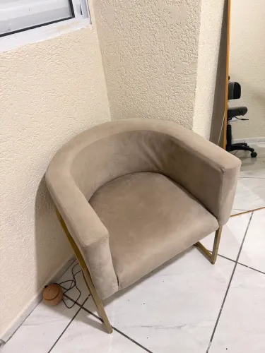 Poltrona de luxo base metal dourado