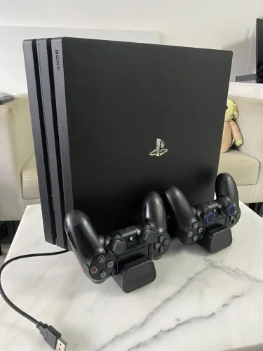 Playstation 4 PRO 1TB SSD + 2 Controles Originais e Base vertical COM CARREGADOR