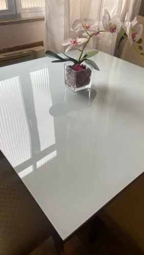 Mesa de Jantar Moderna Laca/Vidro + 3 Cadeiras Estofadas