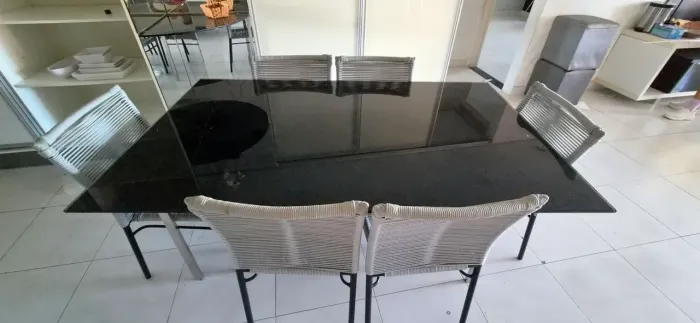 Mesa com tampo de vidro 6 cadeiras