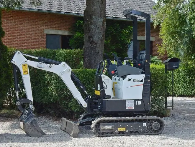Serviços com miniescavadeira bobcat 