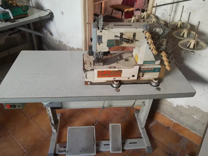 Máquina de cós 4 agulhas
