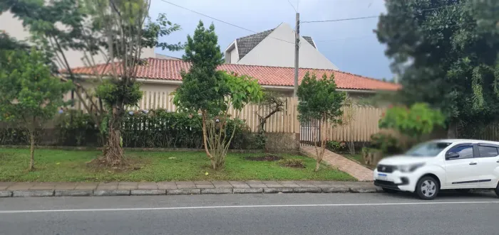 Casa de esquina com 6 quartos, Edicula, no Jardim das Americas - Curitiba - Pr.