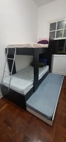 Beliche com cama auxiliar e armário embutido