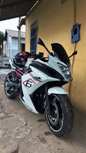 Moto esportiva yamaha