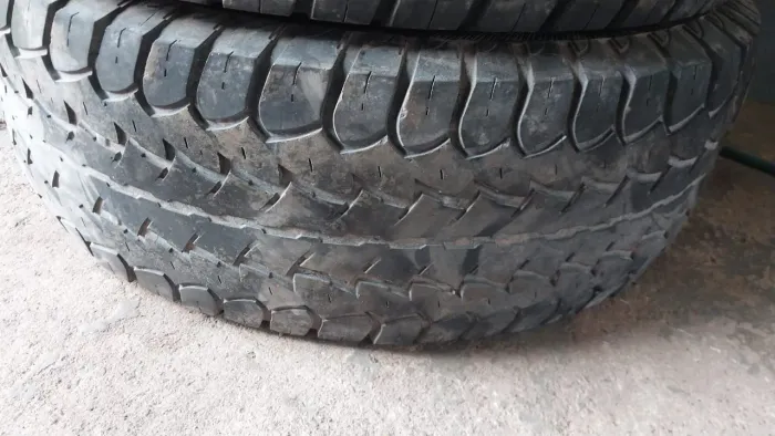 3 Pneus (265/70 R 16) por 225,00 cada ou 600,00 os 3.