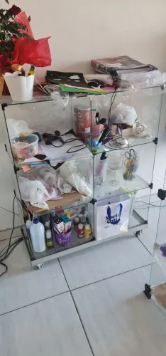 balcão vitrine expositor em vidro modulado temperado com base de rodinhas