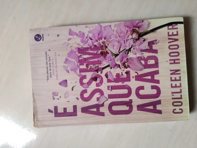 Livro É assim que acaba Colleen Hoover