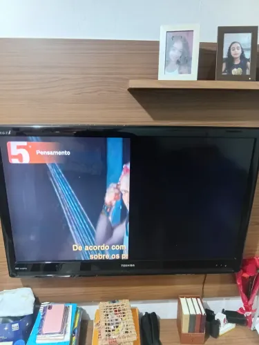 Vende-se tv de plasma Toshiba 42 polegadas está com defeito na tela pra conserto 300,00