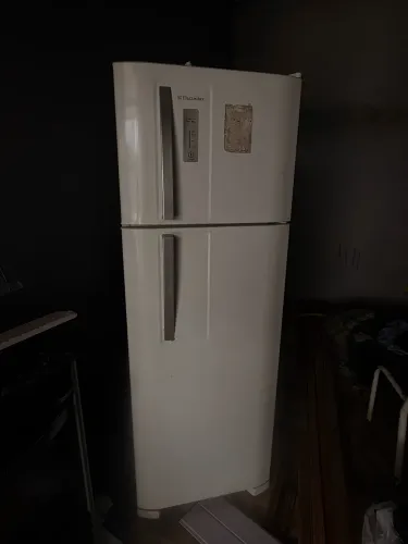 Pra vender logo. Geladeira Electrolux COM DEFEITO - Manacapuru  