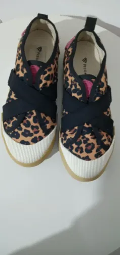 Tênis Pisom e Co ( em lona " animal print") c/ fivela. Tam. 34. / Usado.