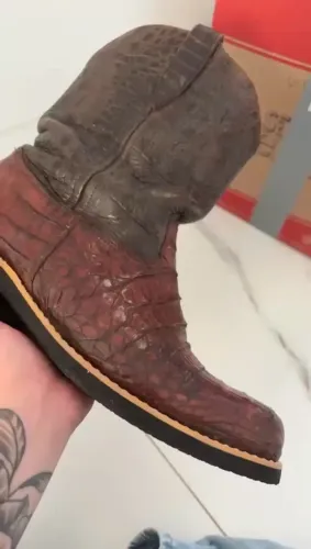 Bota , feita de couro de jacaré. Semi-nova.