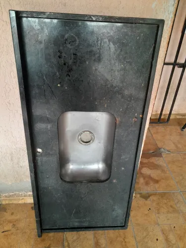Pia de cozinha com pedra preta com cuba inox