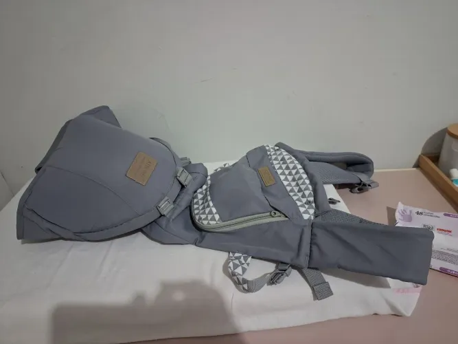 Canguru para bebê com banquinho