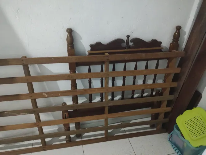 Vendo Cama Solteiro de madeira