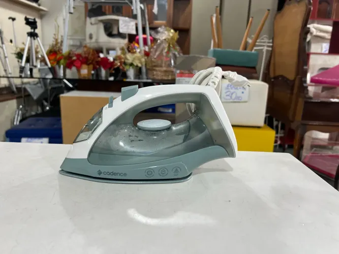 Ferro De Passar a Seco e Vapor Cadence 2 Em 1 iro215 Cinza
