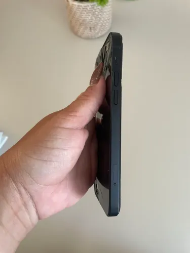 Vende-se um iPhone 12 para utilização das peças