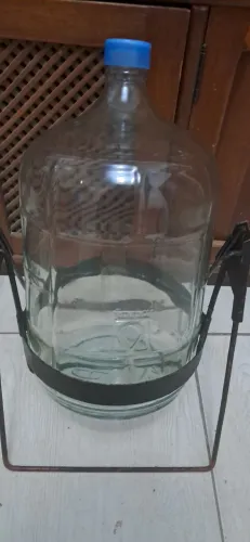 Garrafão de vidro 20 litros com suporte 