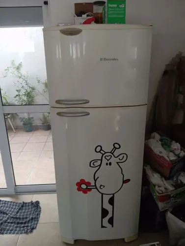 Geladeira Eletrolux Frost Free 2 Portas 340L - Impecável