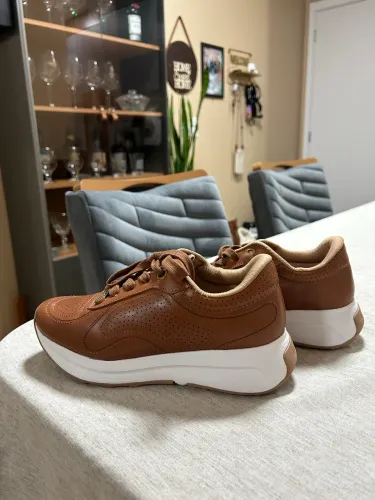Tênis feminino em couro Usaflex, tamanho 35/36
