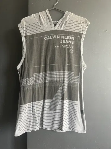 Camisa Calvin Klein com capuz