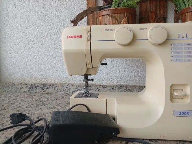 Máquina de costura Janome 2008