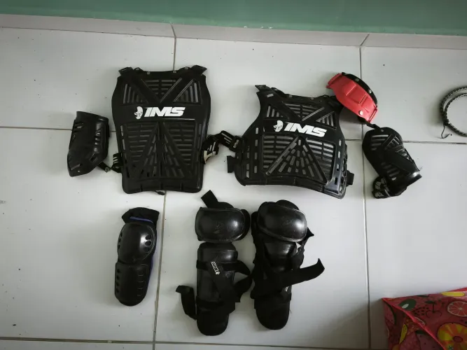 Kit de proteção para trilha (motocross).