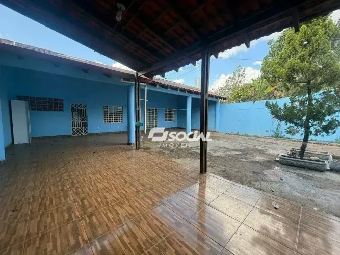 Excelente casa com 04 quartos sendo 1 suite á 200m da Av Jatuarana