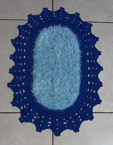 Tapete de crochê oval 80x55 azul royal e azul claro(barroco felpudo) fio 8