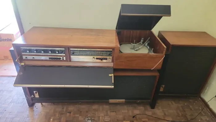 Móvel Console Valvulado Taterka 1969 - Em Jacarandá da Bahia e Caviúna - Raridade