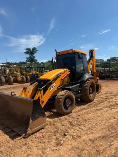 VENDO RETROESCAVADEIRA JCB 3C - 2013