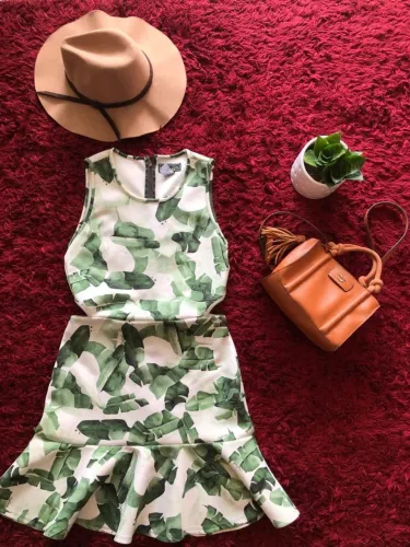 Vestido Colcci, tamanho M, barra rodada e aberturas laterais. Branco com estampa de folhas