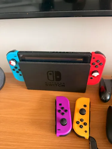 Nintendo Switch V1 Completo + 4 Joy-Cons + Dock e Acessórios