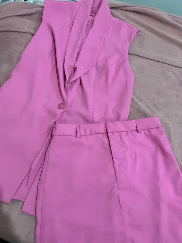 Conjunto blazer e saia rosa 