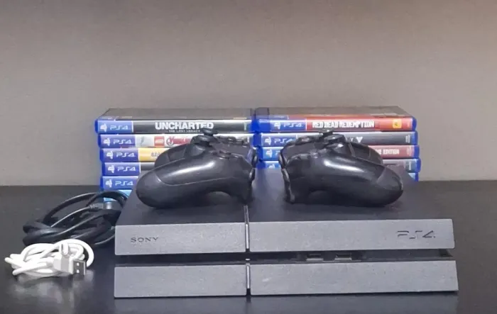 ps4 com vários jogos e 2 controles