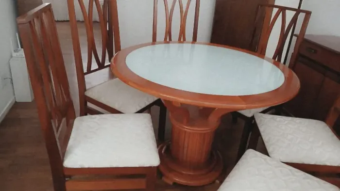 Mesa madeira, tampo de vidro com 6 cadeiras e jogo de sofá 3 e 2 lugares. R$ 900,00 cada.