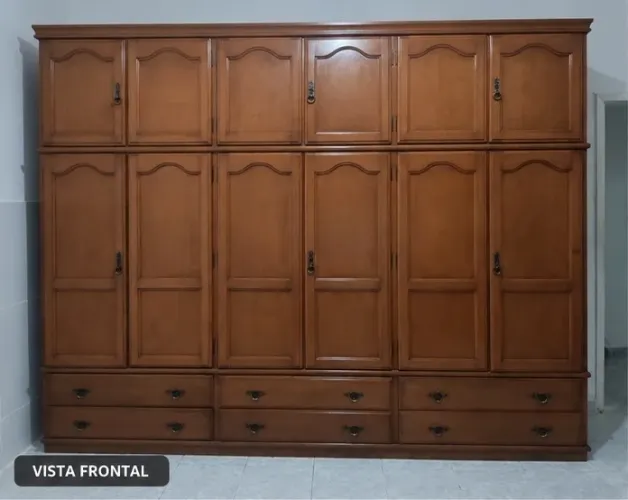 Guarda-Roupa Antigo de Madeira em tom Mogno - 12 Portas e 6 Gavetas